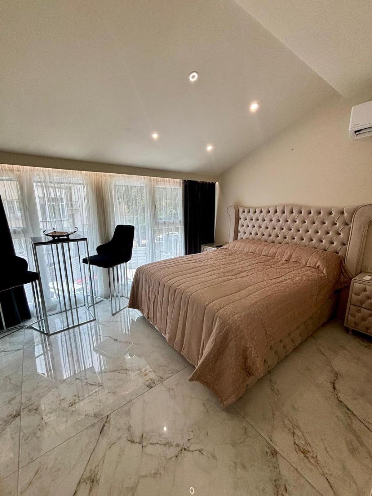 Luxurious House With Three Deluxe & Free Parking Apartamento *