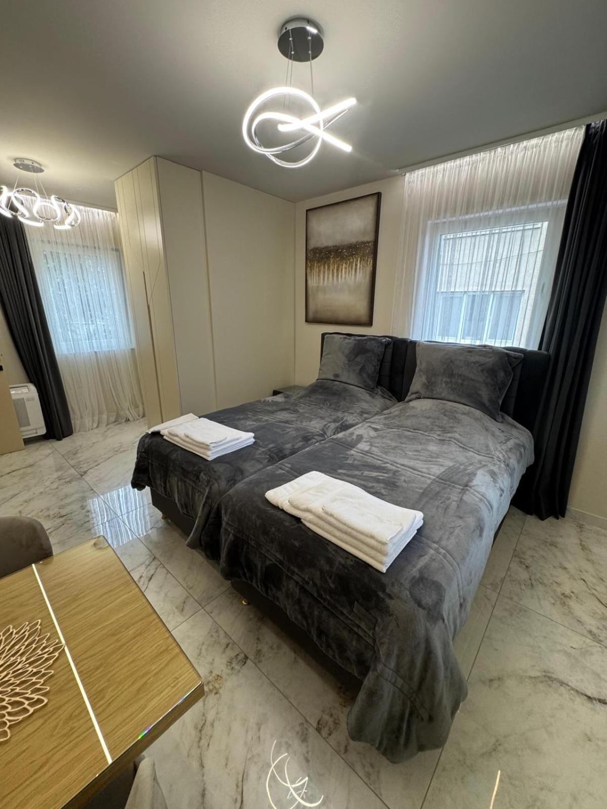 Luxurious House With Three Deluxe & Free Parking *