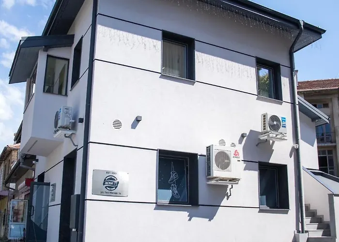 Luxurious House With Three Deluxe Rooms & Free Parking