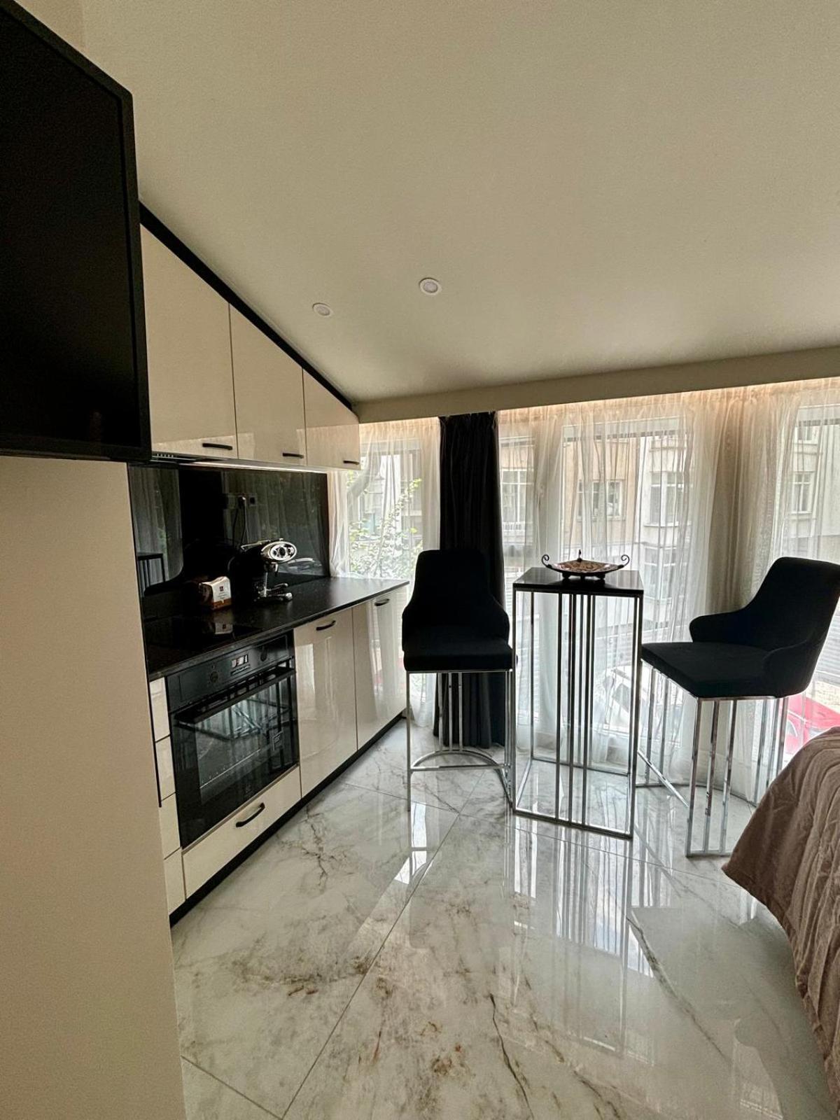 Luxurious House With Three Deluxe & Free Parking