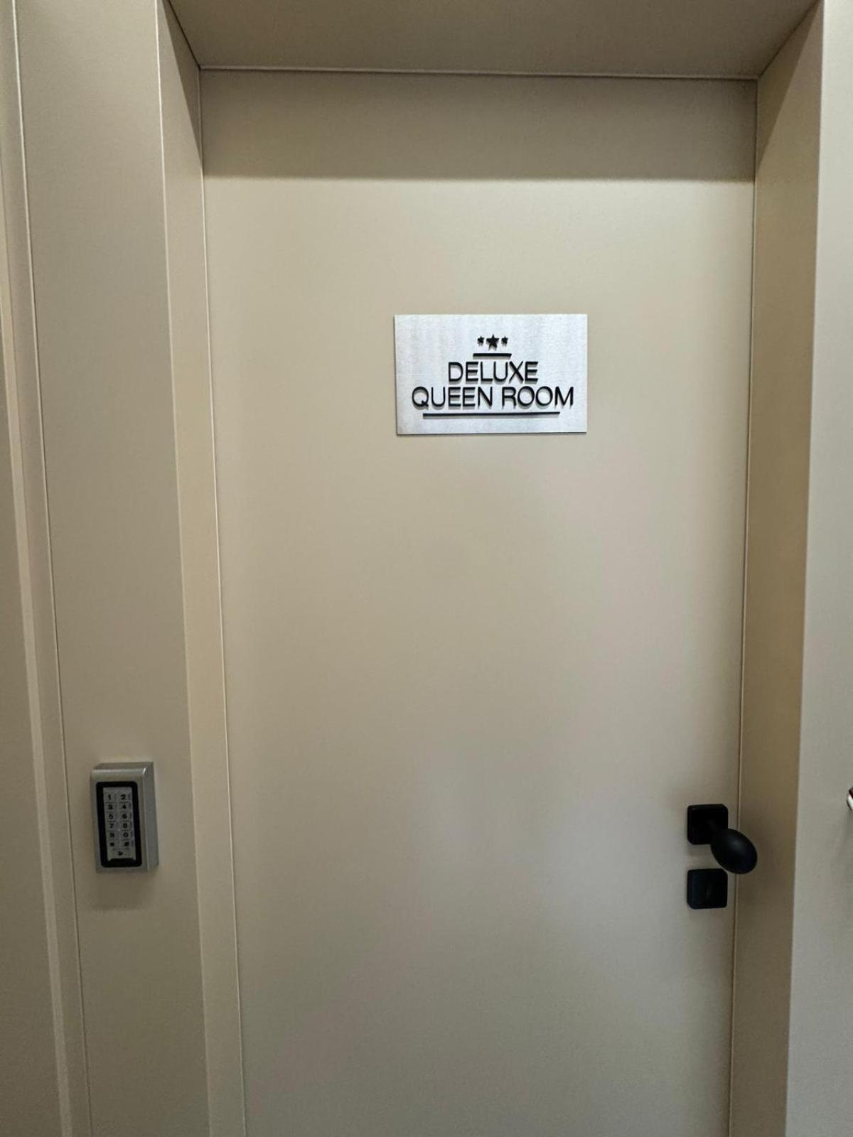 Apartment Luxurious House With Three Deluxe & Free Parking