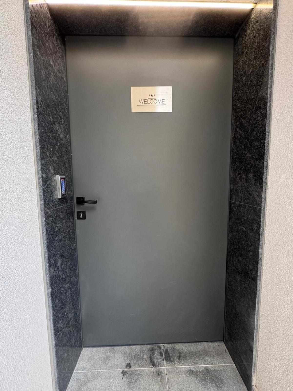 Luxurious House With Three Deluxe & Free Parking Apartment