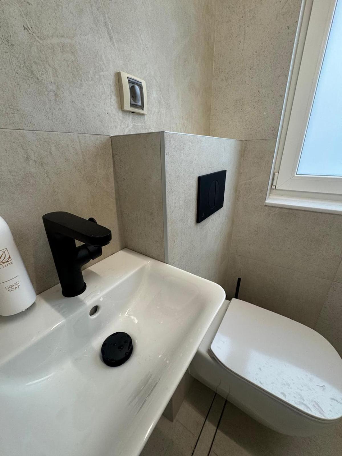 Luxurious House With Three Deluxe & Free Parking Apartment *