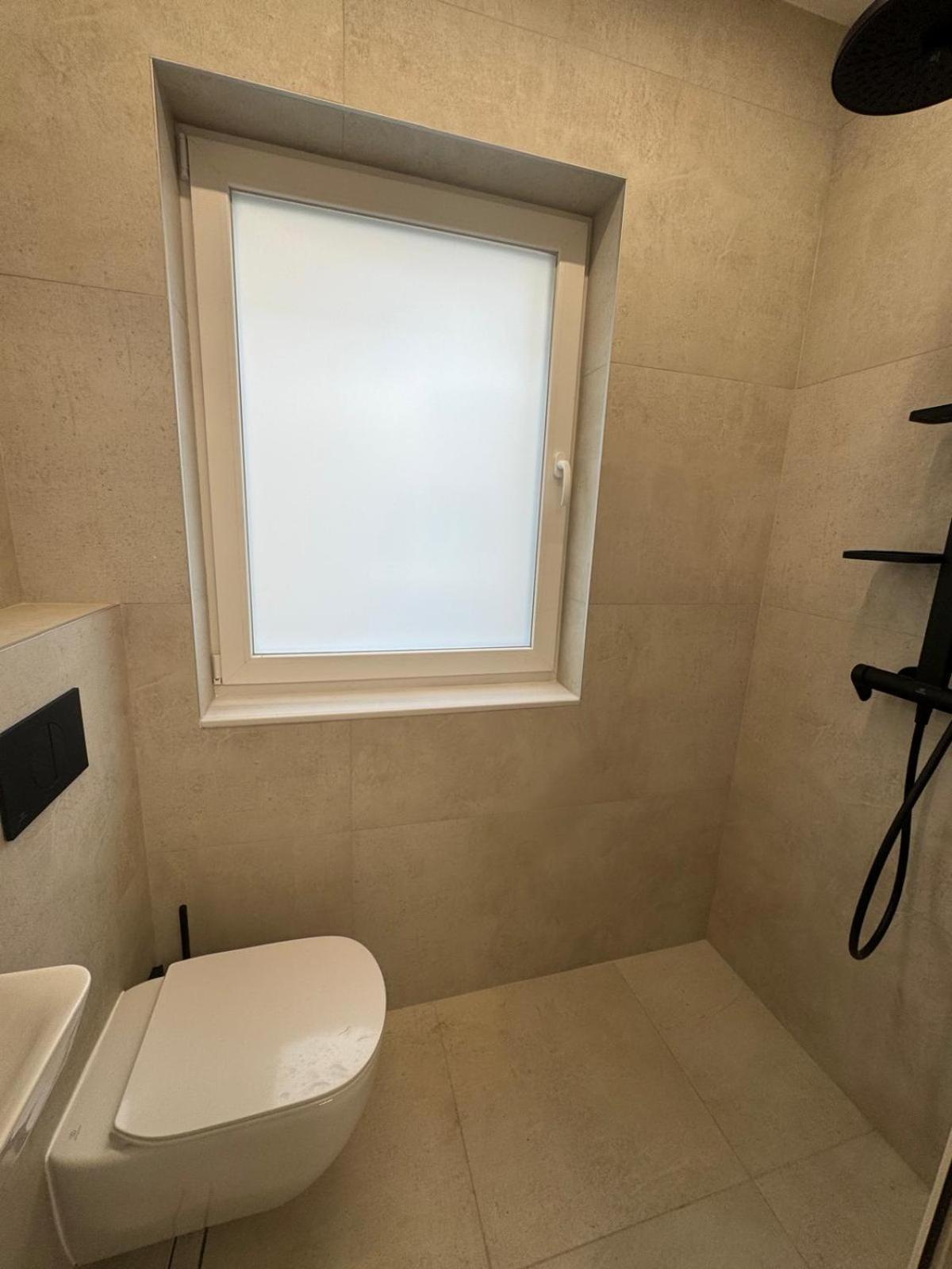 Luxurious House With Three Deluxe & Free Parking