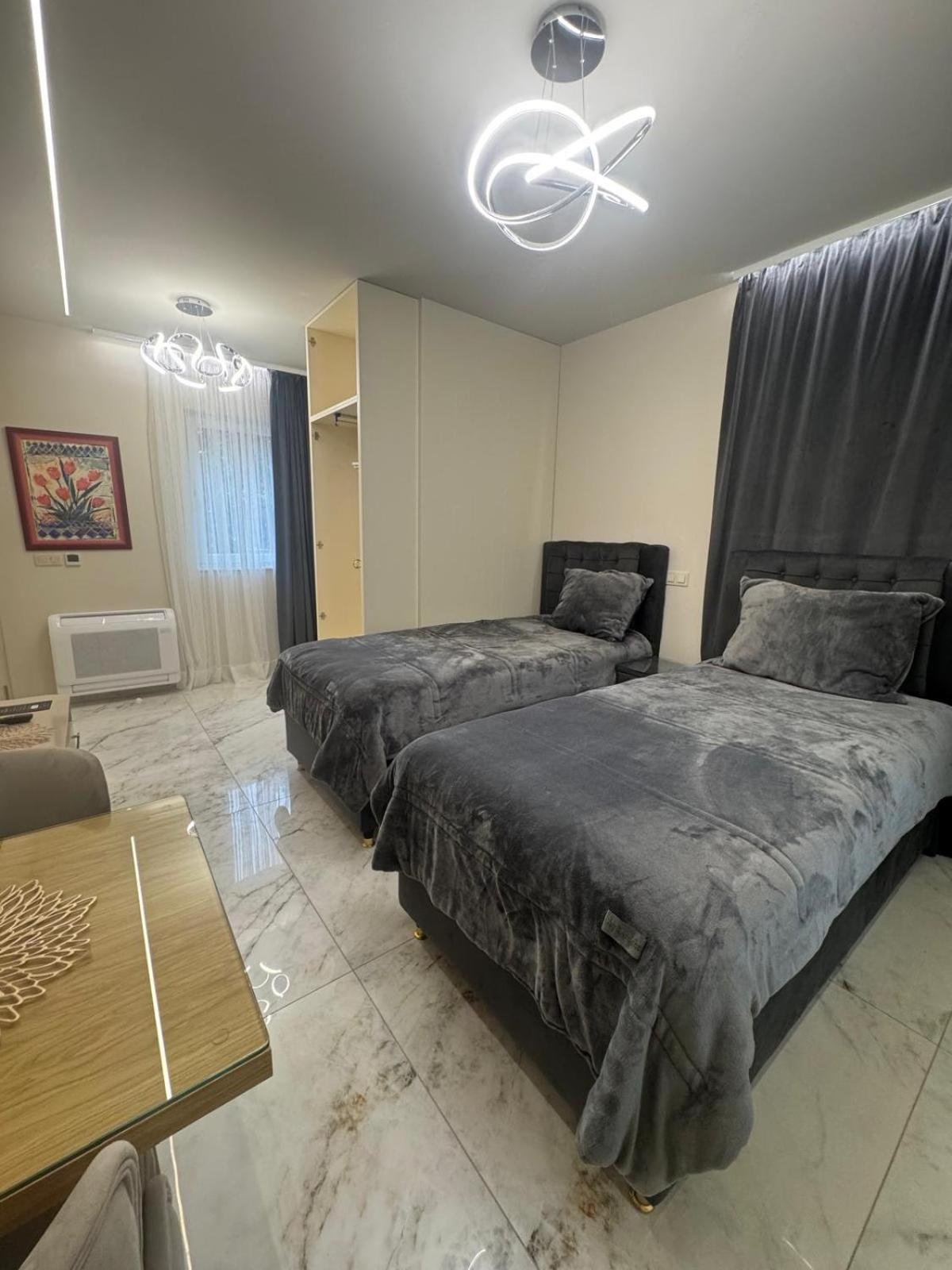 Luxurious House With Three Deluxe & Free Parking *