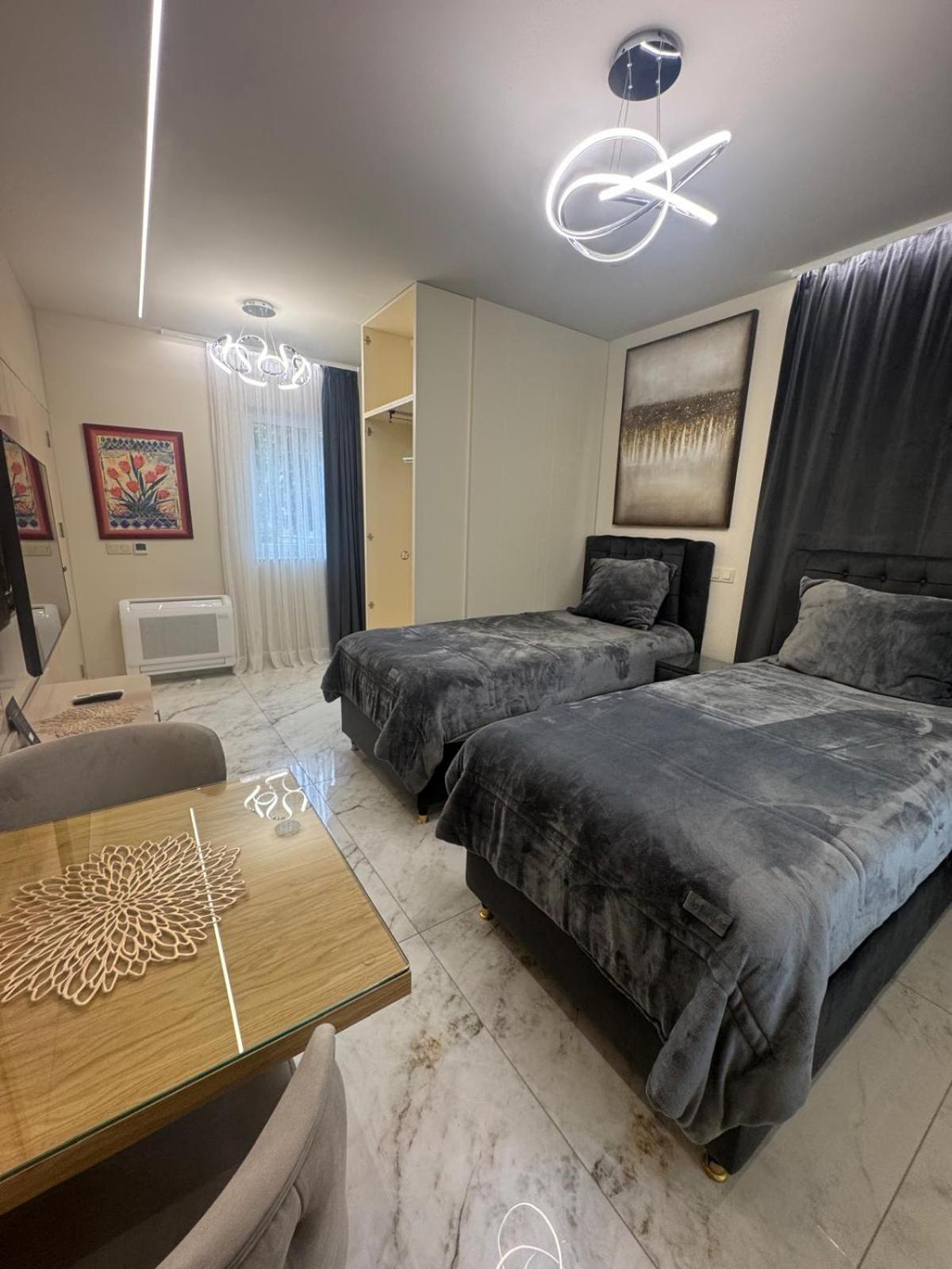Luxurious House With Three Deluxe & Free Parking Apartment *